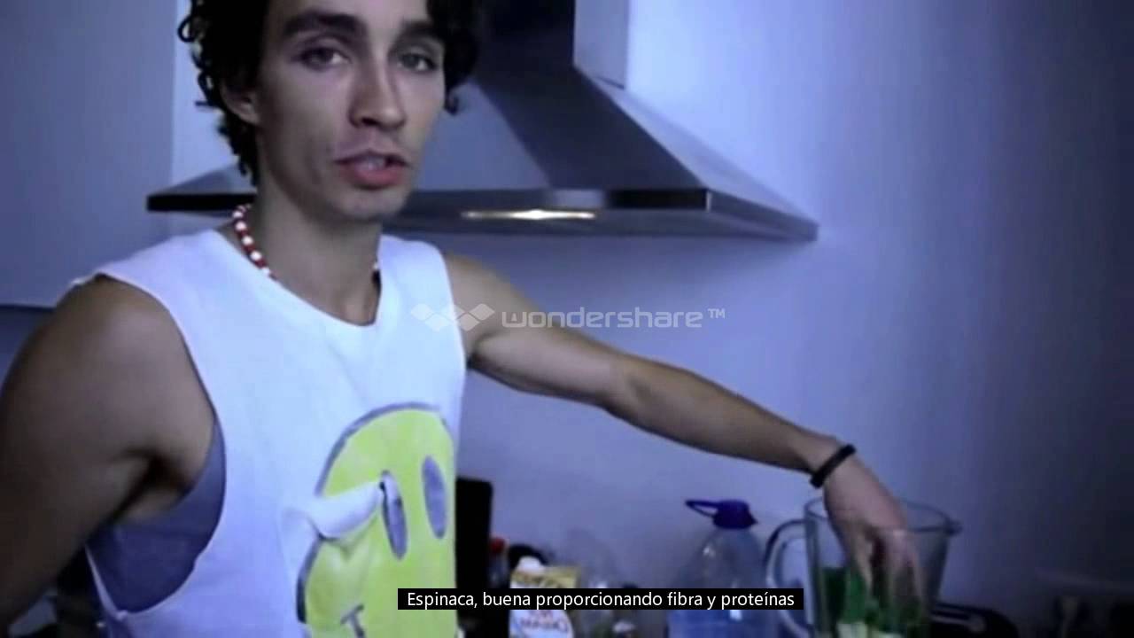 Robert Sheehan hace un batido
