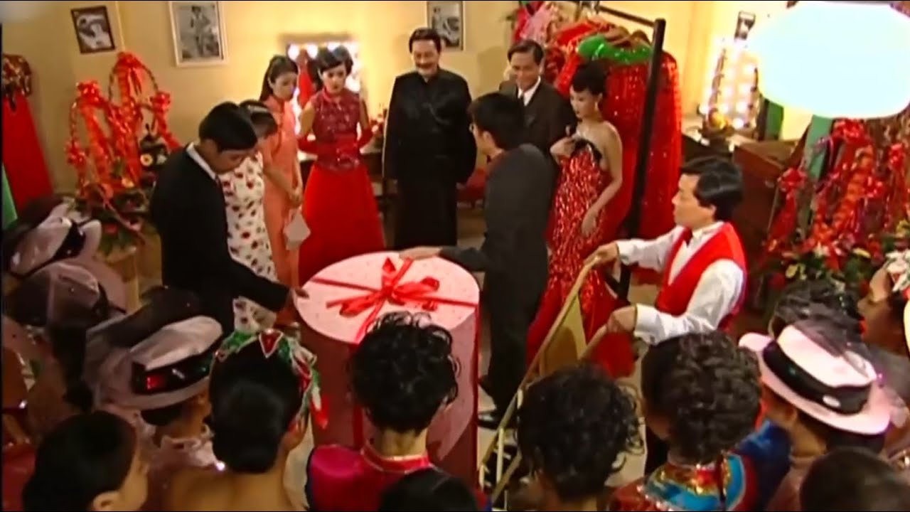 Movie 🔥 男主送巨型禮物給灰姑娘驚喜，灰姑娘激動落淚緊緊擁抱他