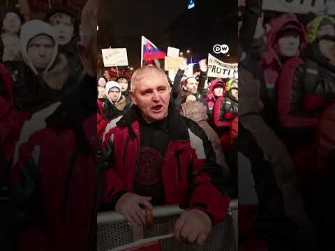 Thousands of slovaks protest against the prime minister’s judiciary overhaul | dw news