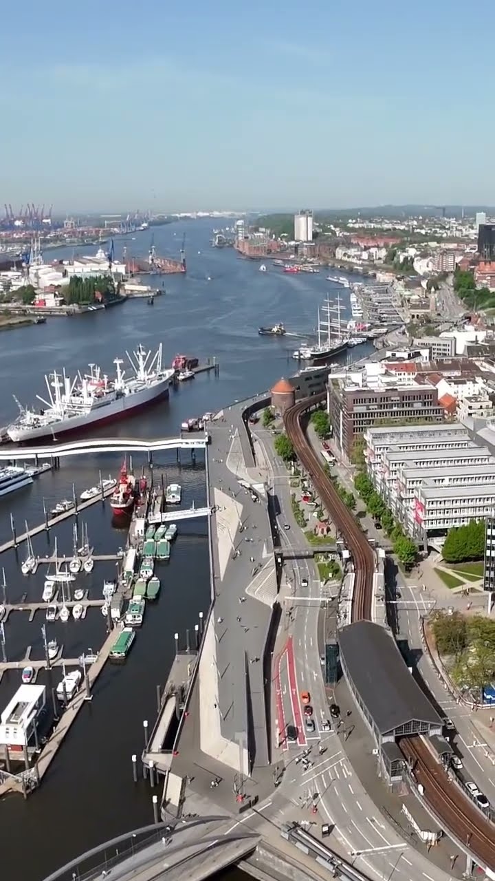 Hamburger Hafen mit Landungsbrücken. Kleiner Rundflug mit Drohne - YouTube