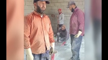 قارئ عراقي كردي يبدع في تلاوة القران أثناء العمل 