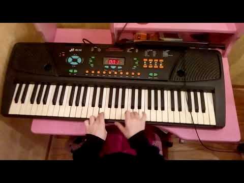 მარიამი უკრავს პიანინოზე