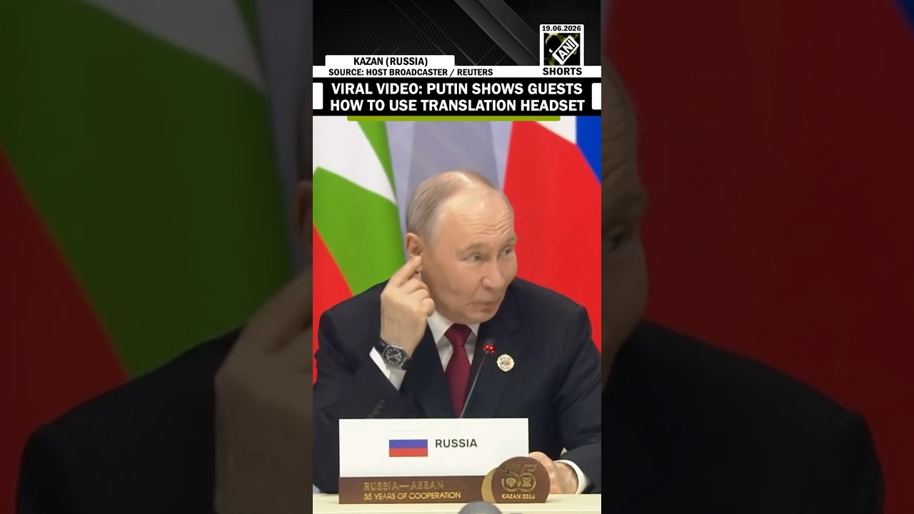MOMENT: Putin shows guests how to use translation headset at Russia-ASEAN summit, video goes viral