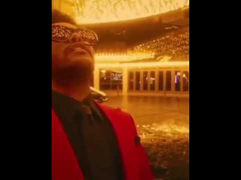 Чел смотрит в верх #shorts - YouTube