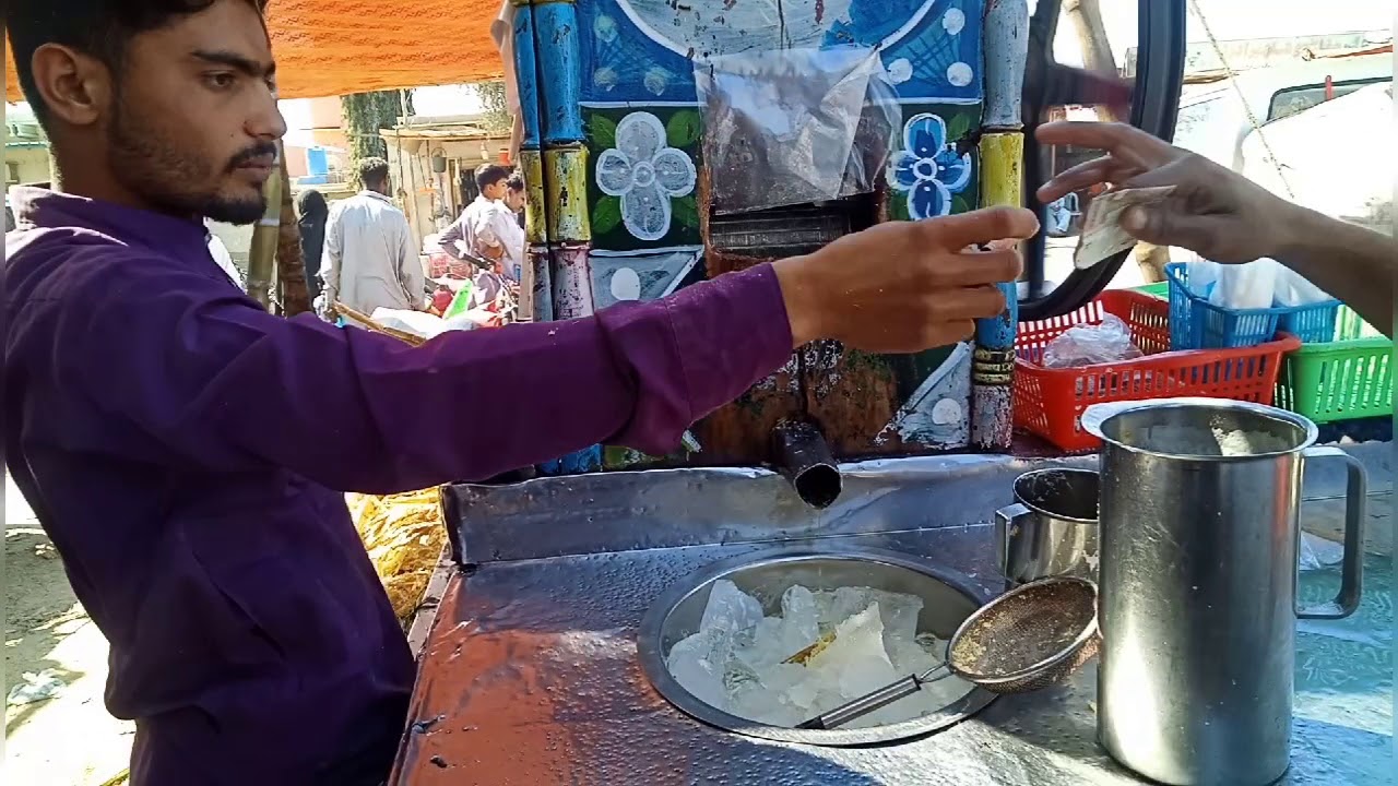 CHEAPEST SUGARCANE JUICE IN KARACHI STREET FOOD PAKISTANI STREET FOOD