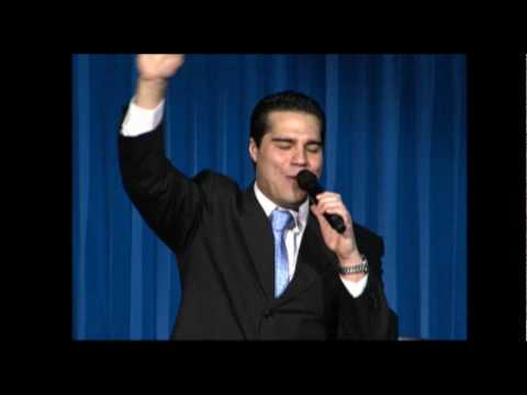 Andres Garcia en Casa de Dios cantando Mereces la ...