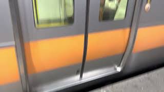 青梅線E233系0番台ﾄﾀT21編成が快速東京行として拝島駅3番線から発車するシーン