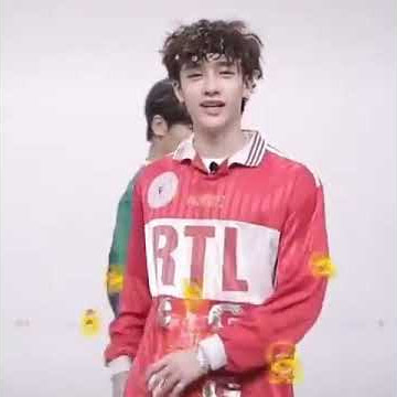The panic in chans eyes when minho touched him bruh😂😂