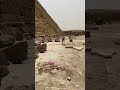 Слетевшие блоки обшивки из красного гранита вокруг второй пирамиды.