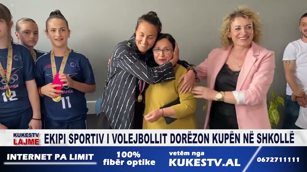 Ekipi sportiv i volejbollit dorëzon kupën në shkollë - KUKESTV.AL