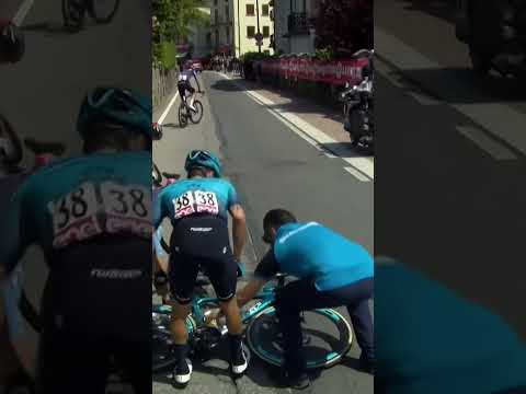 Une chaussée dégradée qui fait mouche : l'enchevêtrement de vélos de la 15e étape du Giro #shorts