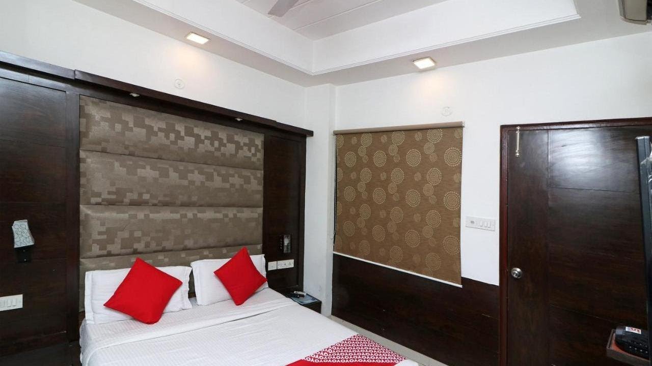 Vaccinated Staff- OYO 6758 Hotel Aeropath, New Delhi, India