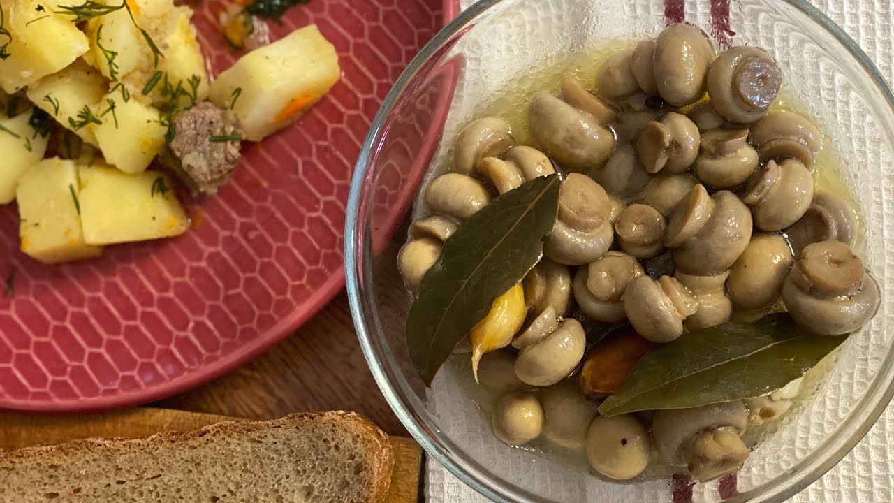 шампиньоны за 7 мин. маринованные шампиньоны за. маринованные шампиньоны за 7 минут. грибы шампиньоны на новый год. грибы маринованные с луком.