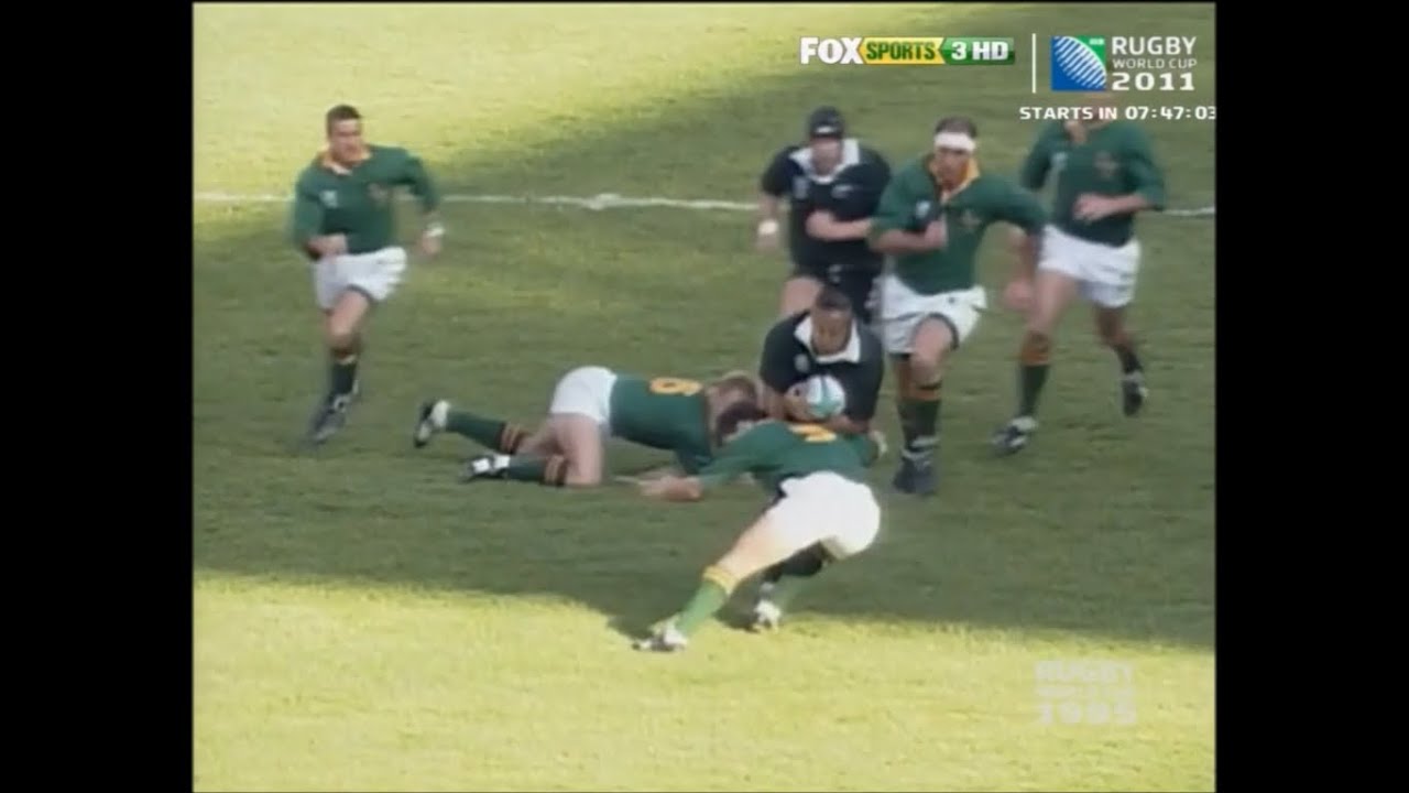 Joost van der Westhuizen tackles Lomu in the 1995 RWC final