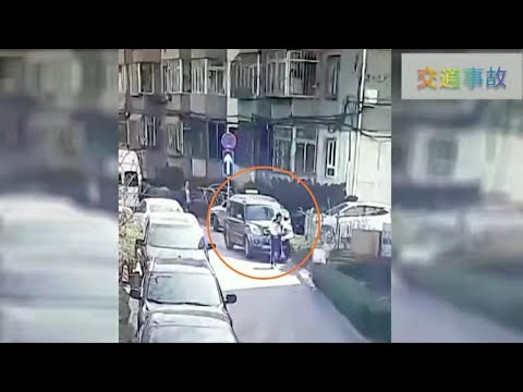 车祸现场合集（11）：这是什么司机多人拦不住，硬把女子和婴儿撞倒碾压，场面惨不忍睹