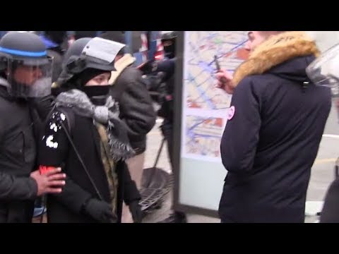 [Gilets jaunes ACTE 12] Des policiers furieux d'être filmés gendarmes meaning in hindi