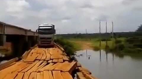 Supir truk gila dan nekat lewati jembatan kayu di atas sungai