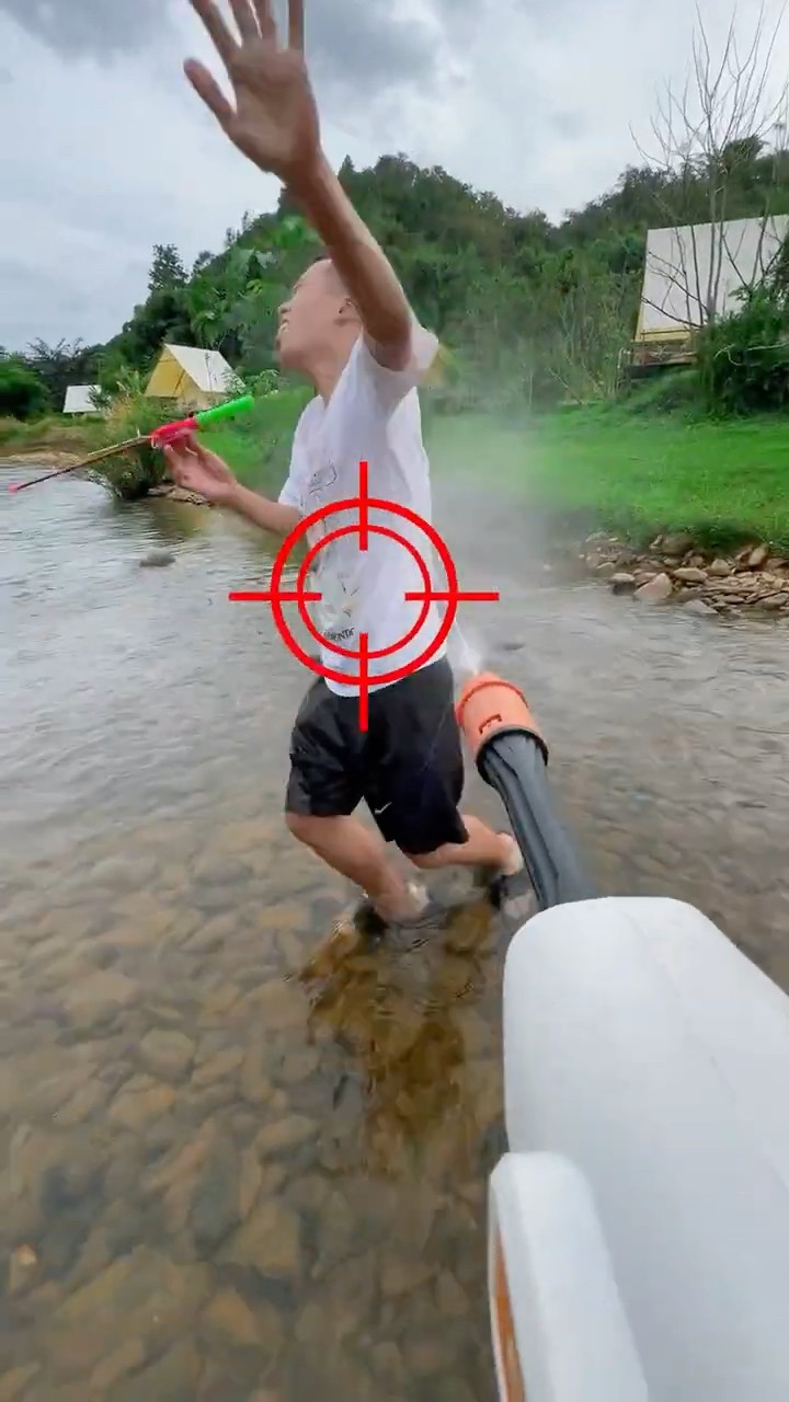 Su Hao comedy: shoot water guns ??