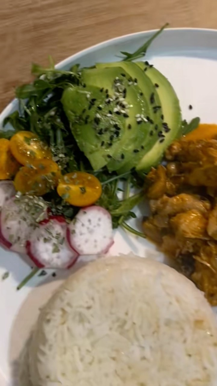 Schnelles &amp; Leckeres Rezept – Reis mit Hähnchensauce und Salat! - YouTube