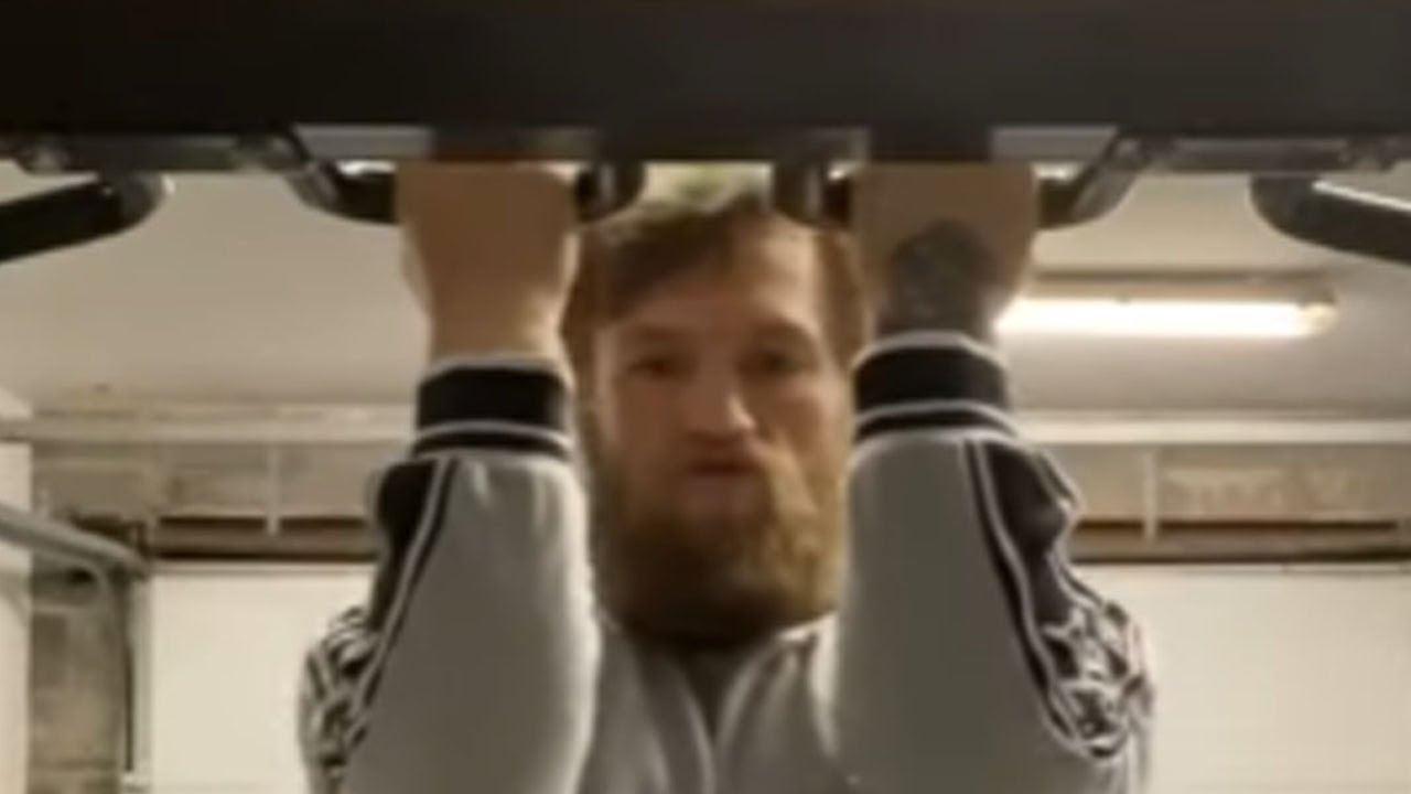 💪 McGregor doing CHIN UPS