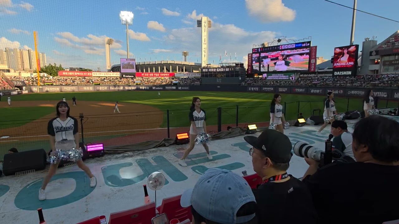 KT치어리더 오프닝오레오 뒷태 미쳤다.#kbo   #이주은치어리더 #kpop #야구 #kt위즈 #직캠 #킹뉴욕스튜디오 #김해리 #정희정 #이예빈 #이금주치어리더 #신세희 #김한슬