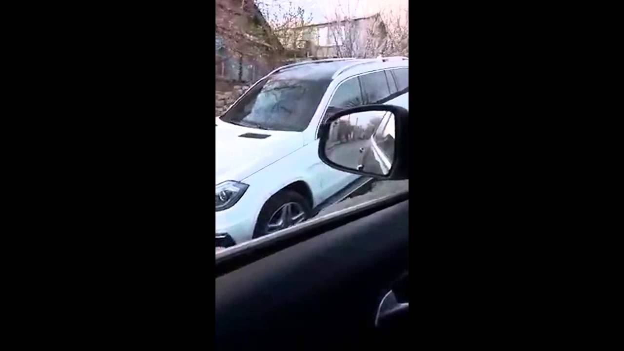 Мерседес провалился в яму