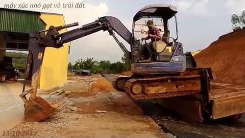 lái xe ô tô chuyển máy xúc nhỏ trong công trường komatsu pc58uu-3