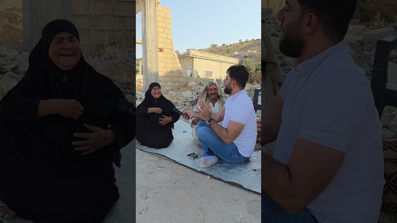 على قارعة الطريق يتأملون منازلهم المدمرة وقطع قماش مبللة على رؤوسهم من شدة الحر في ريف ادلب الجنوبي