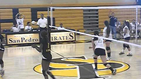Julia Sampson Saves Difficult Shot With Bump That ...