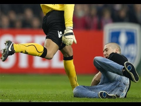 Keeper Sent Off For Kicking Hooligan AFC Ajax   AZ Alkmaar