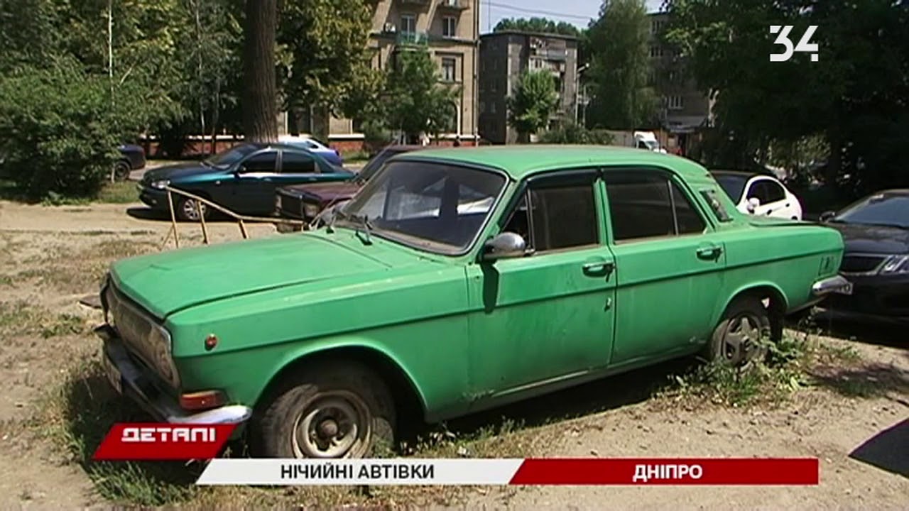 Заброшенная машина во дворе