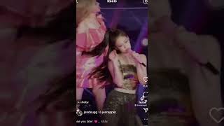 Jennie accidentally step on Rosé’s foot #blackpink #jennie #jennieblackpink #rosé #roseblackpink