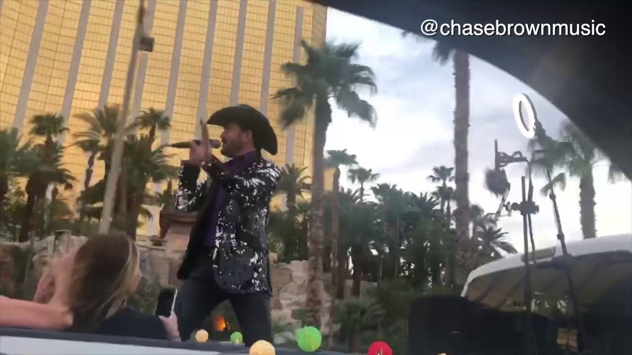 BUSTED! Vegas performer gets out of ticket by singing duet with cop