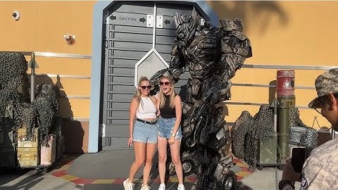 FULL Meeting Megatron from Transformers kicks a lady as a joke in Universal Studios Hollywood 2023