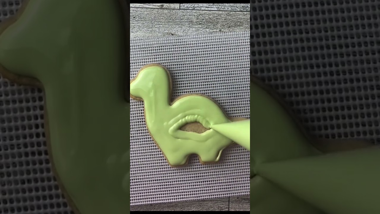 Easy cookie decorating - Easter Dinosaur Cookie 