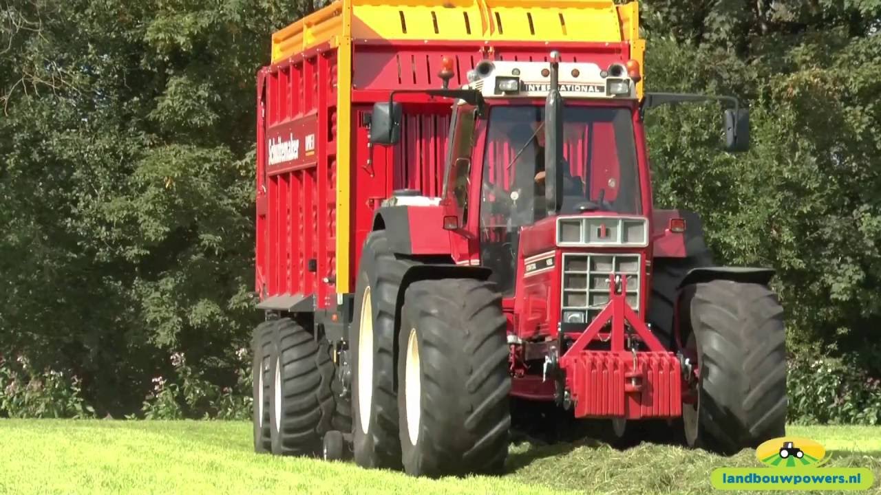 Gras oprapen met de International 1455 XL van Christian Buursema