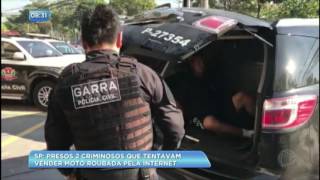 Dupla é presa por colocar moto roubada à venda