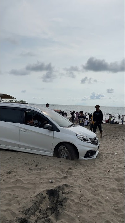 Terjebak pasir pantai