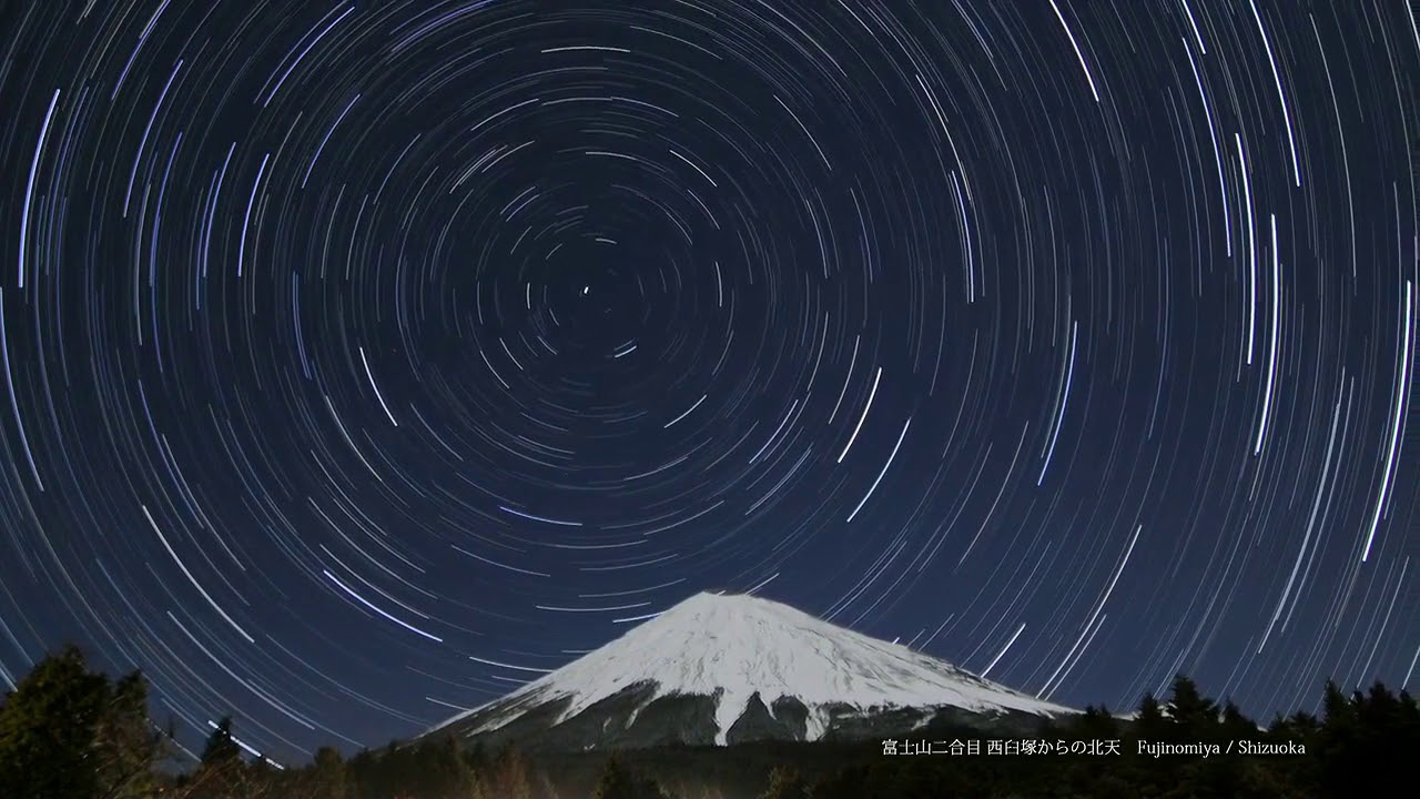 звездное небо на длинной выдержке. движение звезд вокруг земли. созвездия звездной эклиптики. движение звезд вокруг земли. суточное вращение звездного неба.