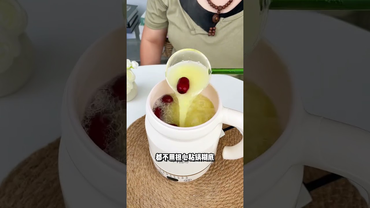 If you are traveling, remember to bring this electric stew cup. It not only has a simple functio