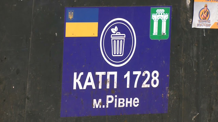 Взуття та жіночі сумочки: майже у центрі Рівного невідомі влаштували стихійний секонд-хенд