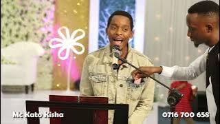 MUIMBAJI KADASON ALIVYOIMBA KITAMBAA CHEUPE UKUMBINI | MC KATO KISHA