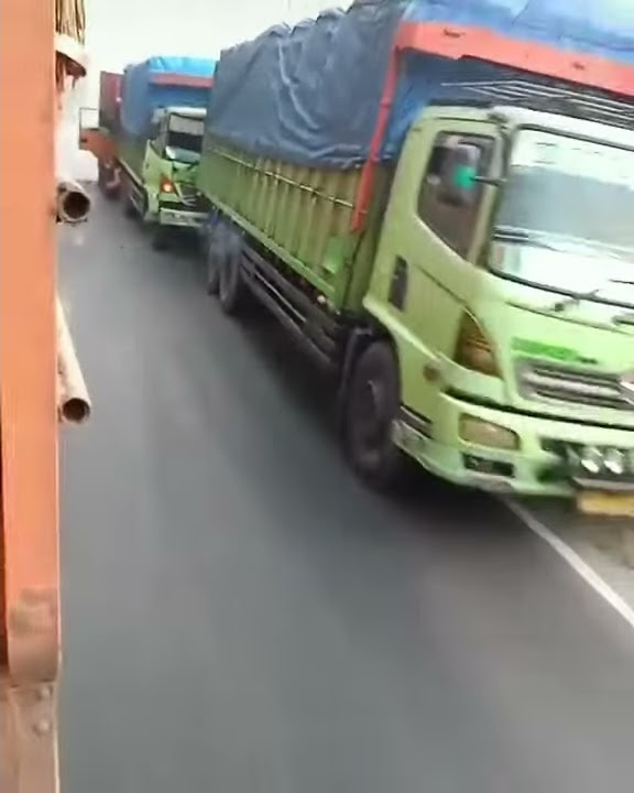 Tabrakan beruntun truk foso vs 2 truk hino