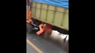 Tabrakan beruntun truk foso vs 2 truk hino