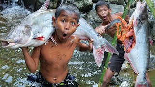 Primitive Technology - Catch big fish at waterfall cooking share for eat - Eating show