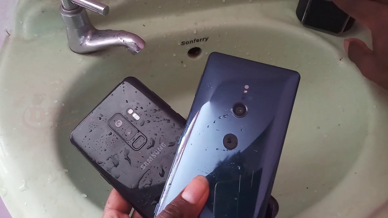 Sony Xperia XZ2 vs Galaxy S9 Plus Water Test! - YouTube