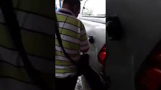 イケるか トイレのスッポンでヘコんだ車のボディを直そうとすると ニコニコニュース