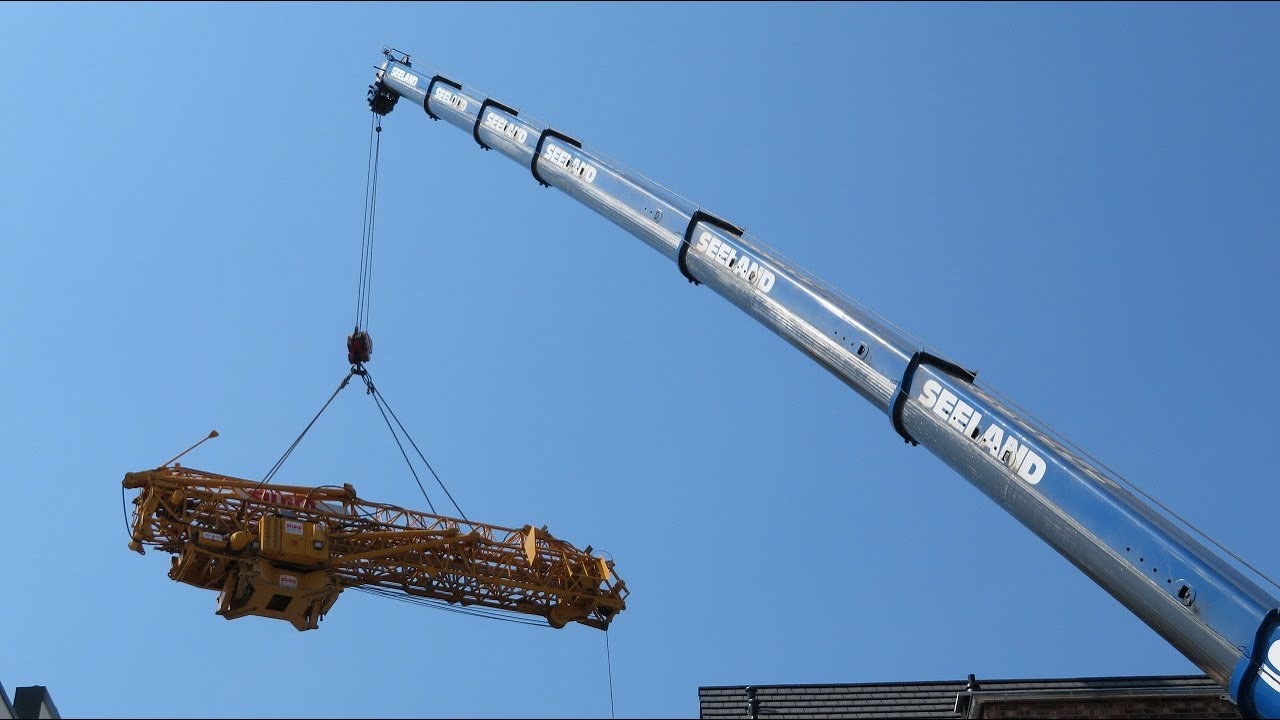 Soeren66 - Mobilkran TADANO FAUN ATF 220G-5 hebt einen Potain Kran über das Haus, Teil 2