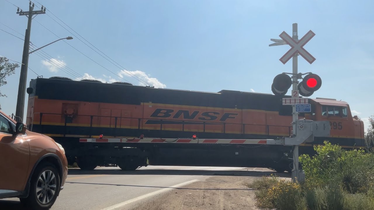 Panet Rd Panet RD Railway Crossing: Featuring BNSF SD75I - YouTube
