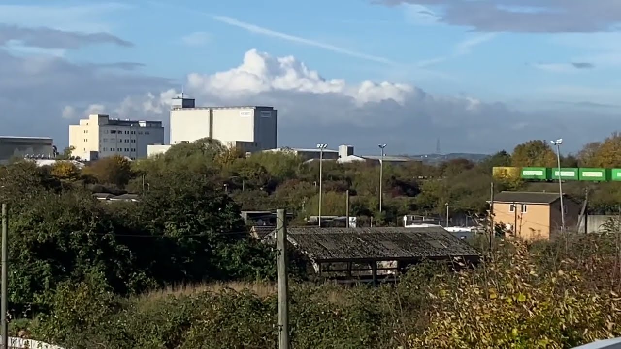 Not every one is perfect! 66414 4E31 with 21 containers & a tanker 11;25 7E (that’s why) 22/10/2025